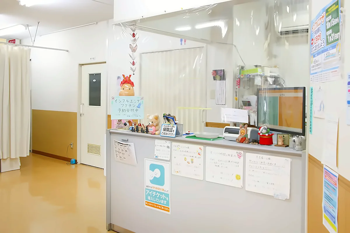 明るく清潔感のある近藤医院の待合室